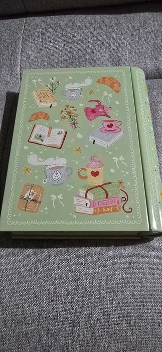 Метална кутия във формата на книга