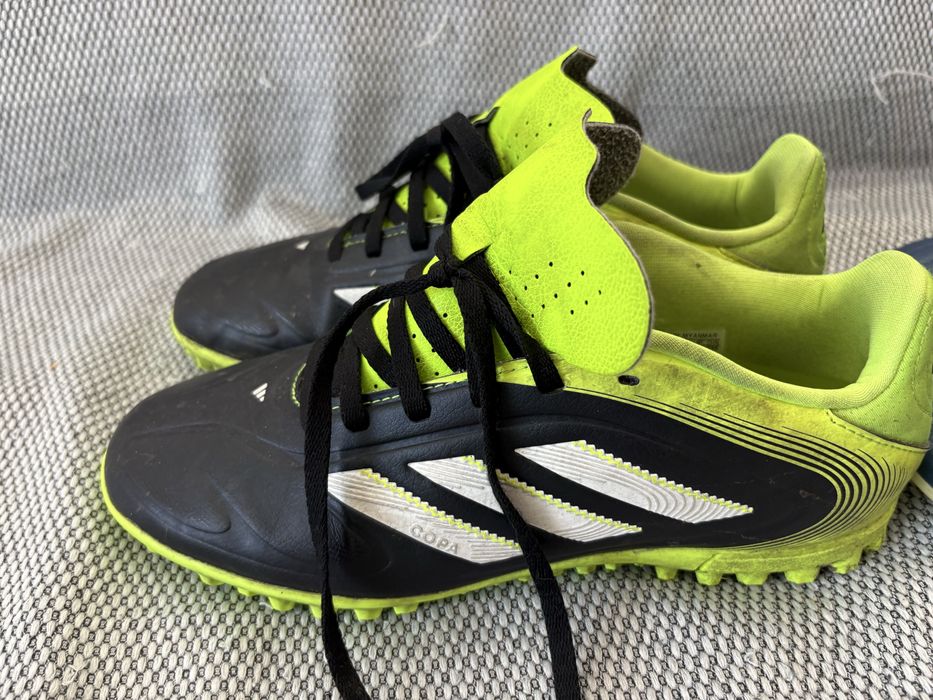 Футболни бутонки и стоножки