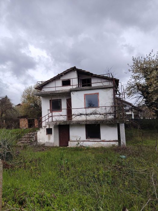 Продавам парцел с вила