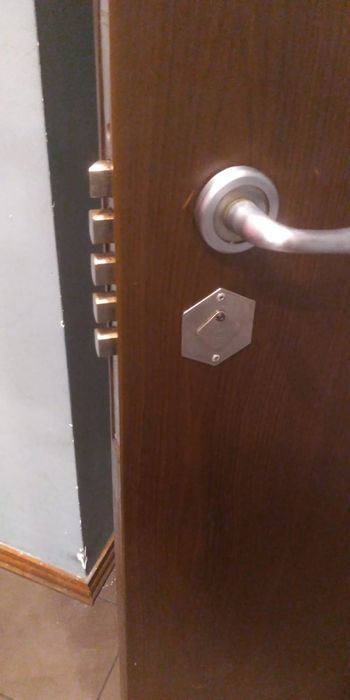 Reparatii usi metalice Bucuresti-Ilfov Deblocari usi de toate tipurile