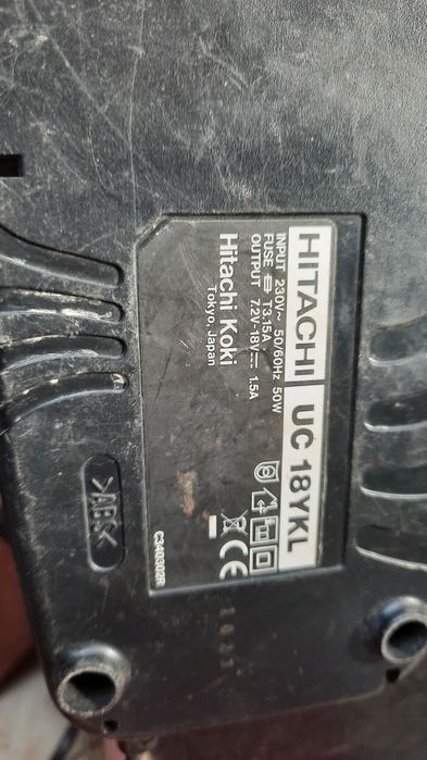 Продавам два винтовера хитачи със зарядно две батерии едната работи.