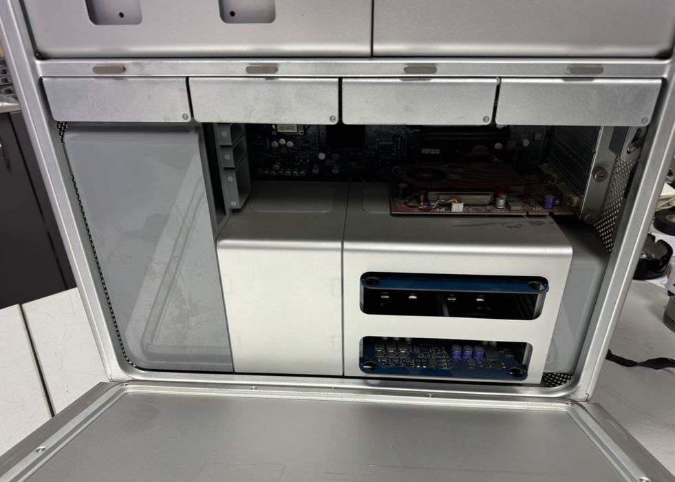 Компютър Apple Mac Pro A1115 + монитор и клавиатура