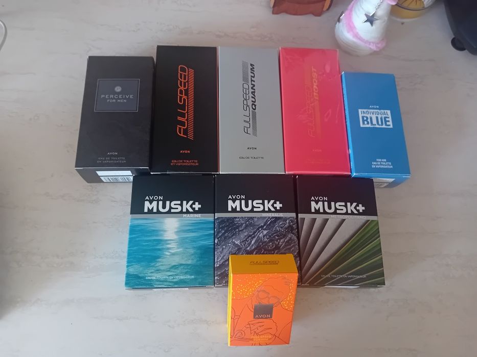 Vând cosmetice pentru femei și barbati