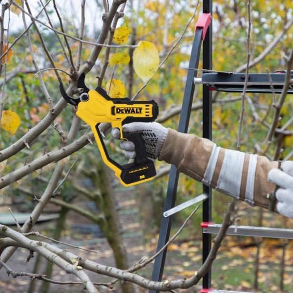 Vand foarfeca electrica DeWALT 20V MAX pentru taiat crengi, noua, sigilata.