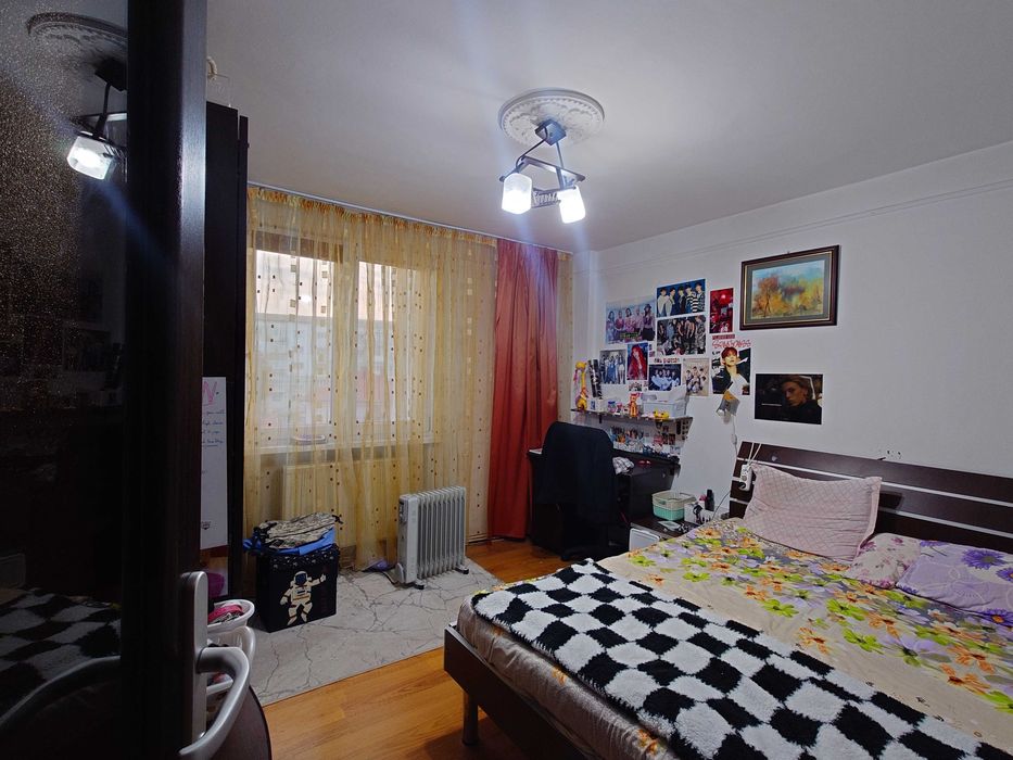 Vând apartament Roman, Neamț 4 camere