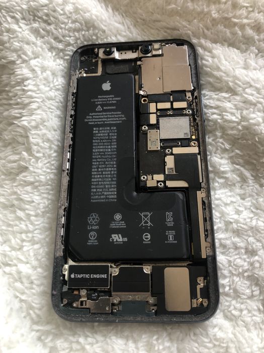 Vând iphone 11 pro se vinde urgent!!