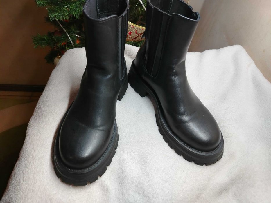 Дамски черни боти 37 размер. Ботите са добре запазени.