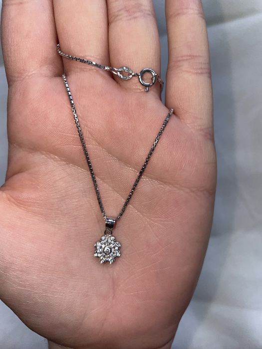 Lantisor argint 925 cu pandantiv floricica cu pietricele de zirconiu.