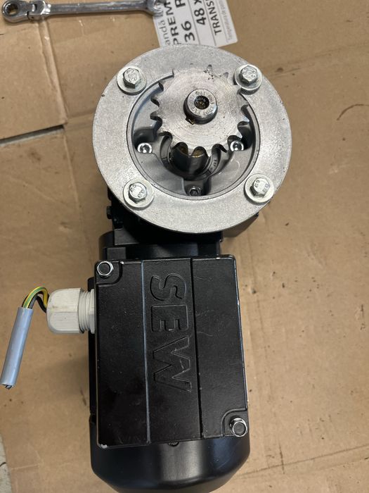 Motor electric cu refuctor de 0,18 kw