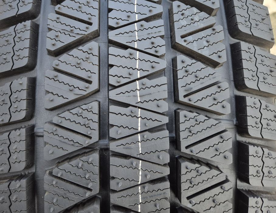 O bucată 265/70 R15 M+S iarnă - una Bridgestone