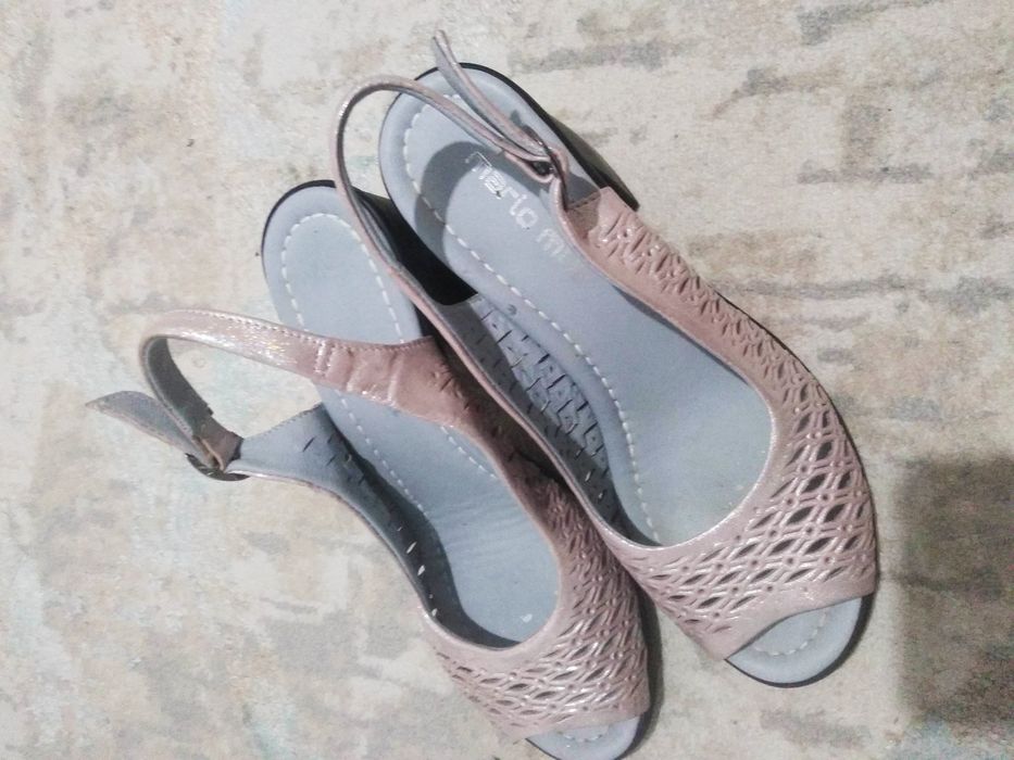 Босоножки кожаные