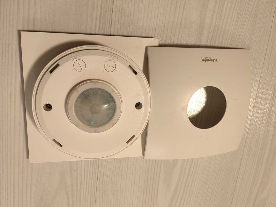 Senzor de miscare 360 grade aplicat 1000W Schneider Electric CCT56P002