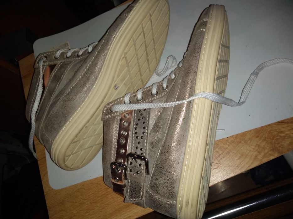 Високи спортни обувки MOEVZ н.39 естествена кожа