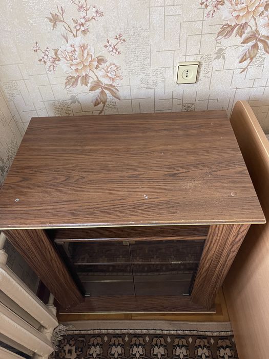 Полка со стеклянными дверями