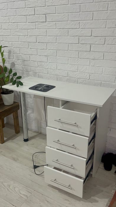 маникюрный стол со встроенной вытяжкой