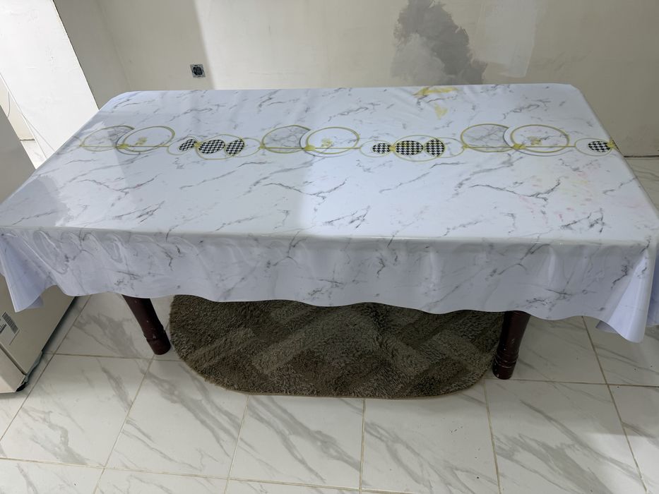 Продаеться стол со стульями