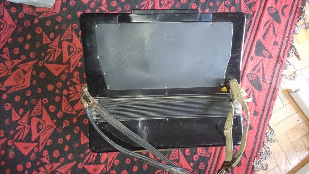 Продавам акордеон Weltmeister Stella 120 баса