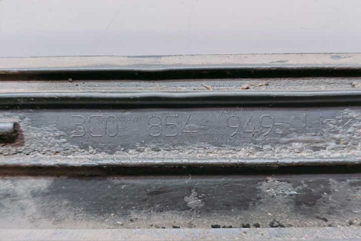 Bandou usa inferior stanga spate  3C0854949 Volkswagen VW Passat B6