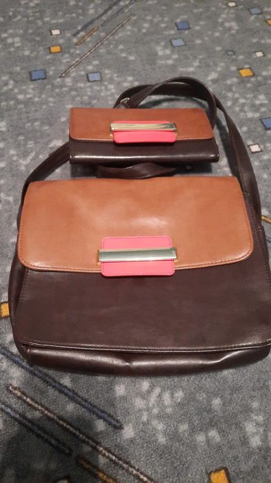 Vand poseta și portofel .