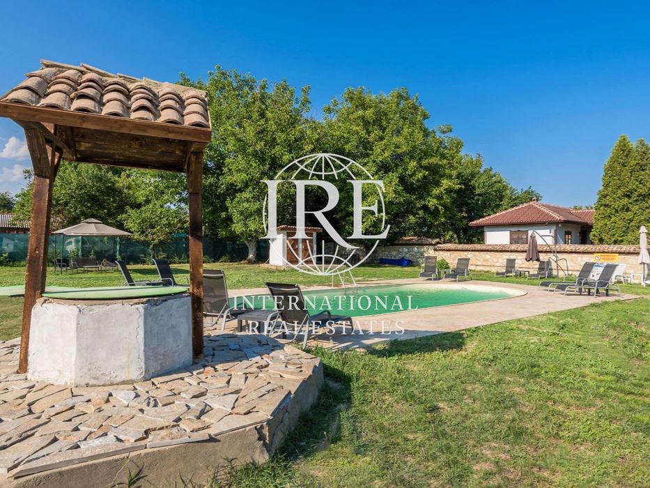 Едноетажна къща, тип хасиенда с басейн! Живописна локация! Тишина, сп