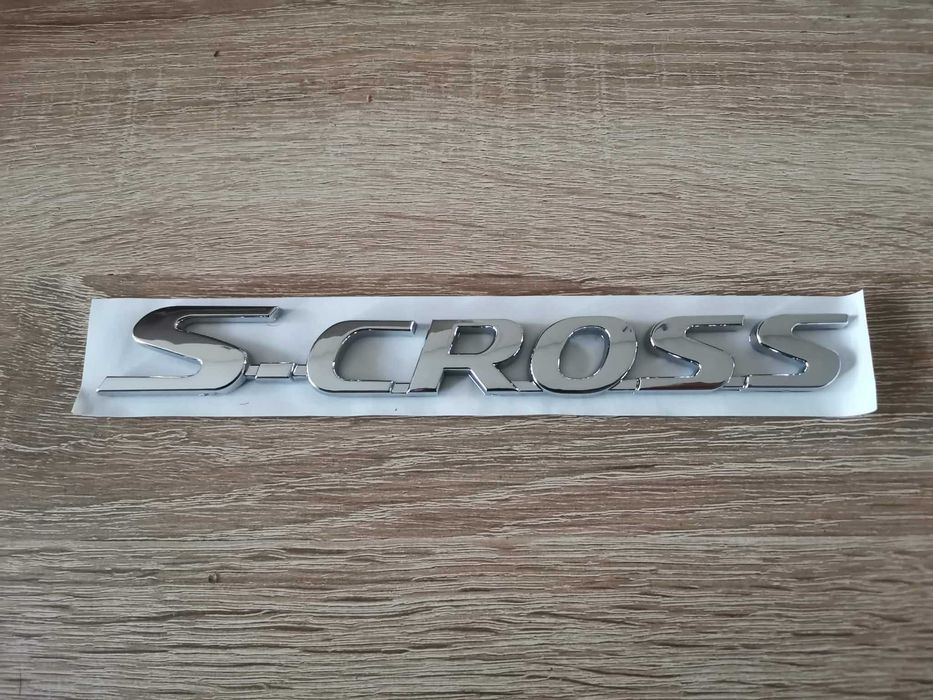 сребрист надпис Suzuki S-Cross