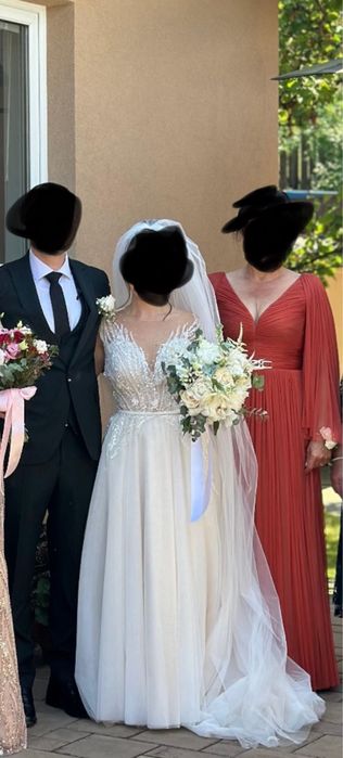 Vand rochie de mireasa.