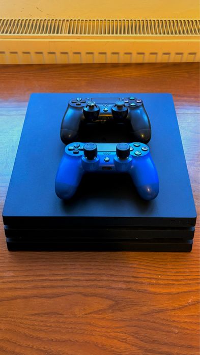Playstation 4 PRO 1tb - 2 controllers