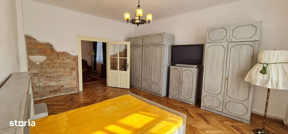 Vand apartament la casa , 2 camere , zona centrala