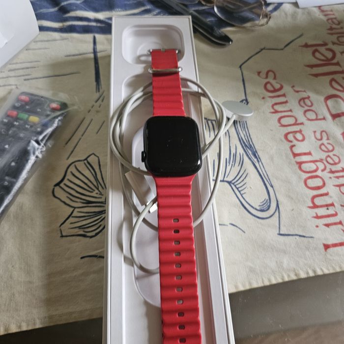 Продам часы Эпл 8.45.В отличном состоянии.