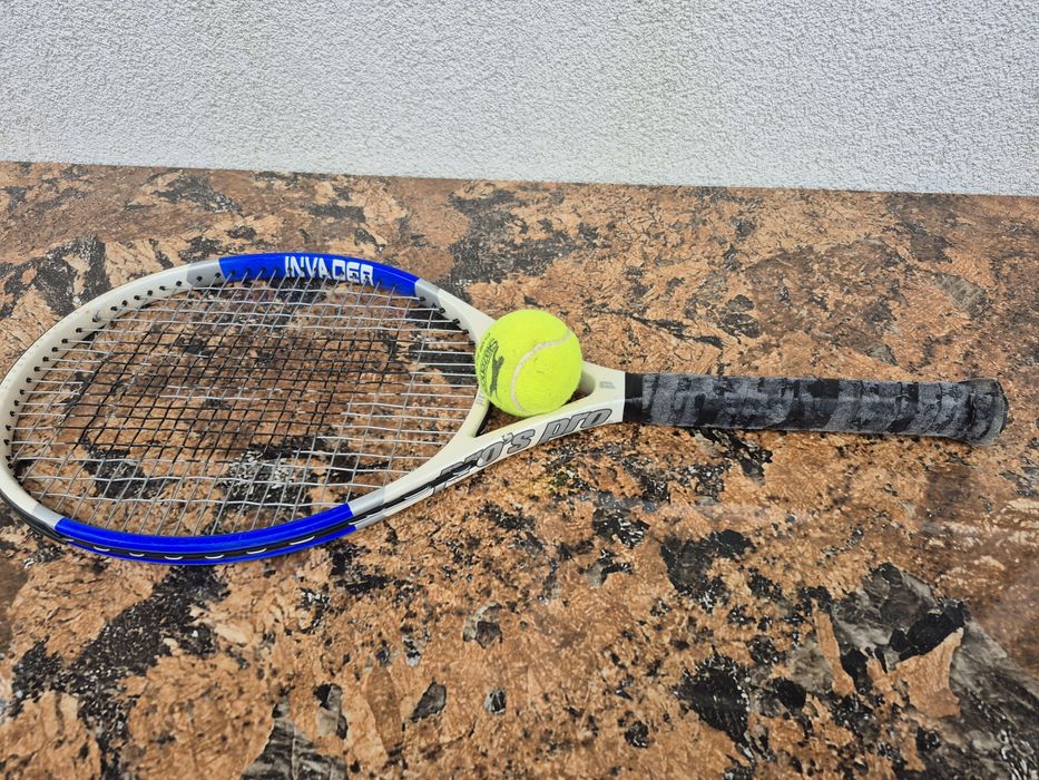 Vând paleta de tenis INVANCER CARBON TEC 806