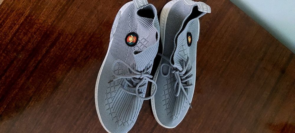 Серые дышащие кроссовки