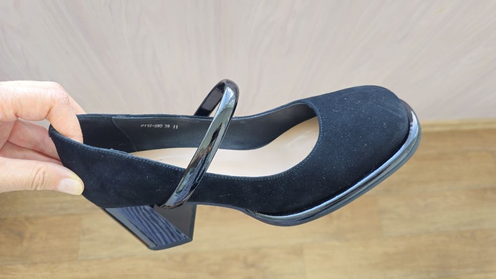 Продам замшевые туфли