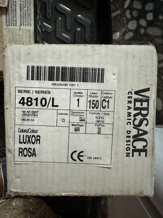 Продам кафель оригинал Versace, плитки 15*15. Белый и розовый.