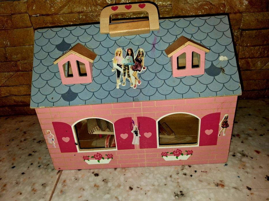 Casuta din lemn pentru păpuși