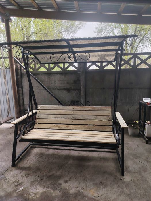Продам садовую качелю.
