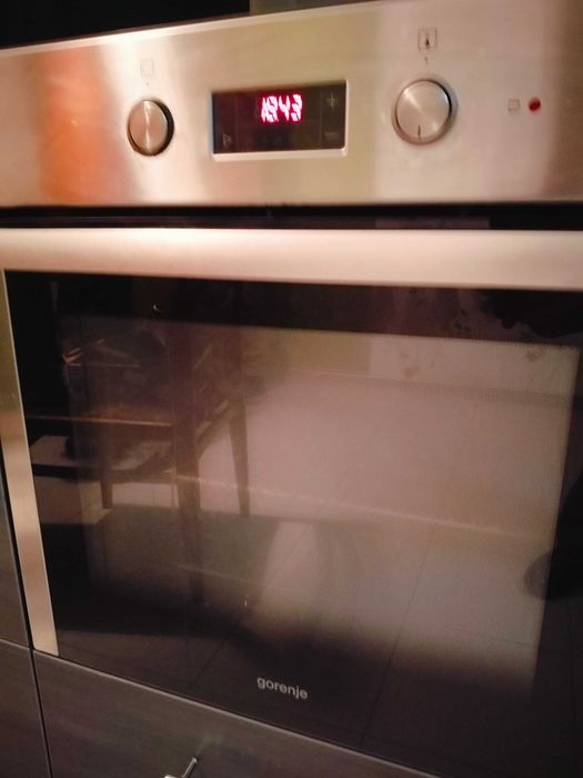 Кухня с шкафове и уреди