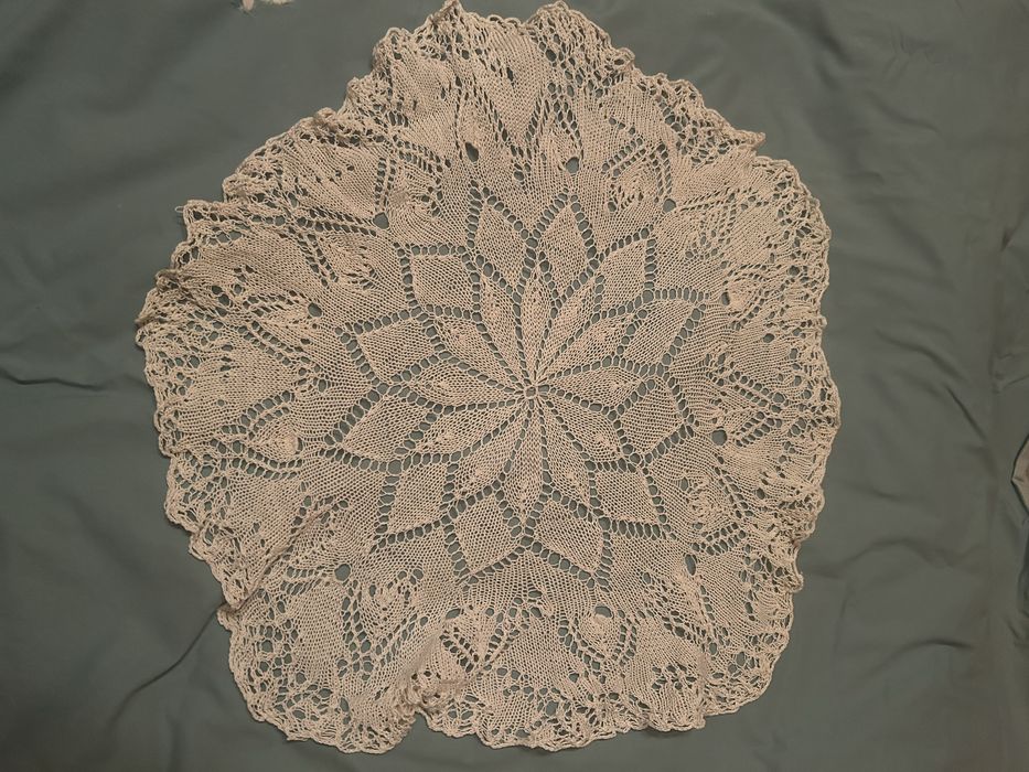 Старинно ръчно правени плетива, покривки, карета