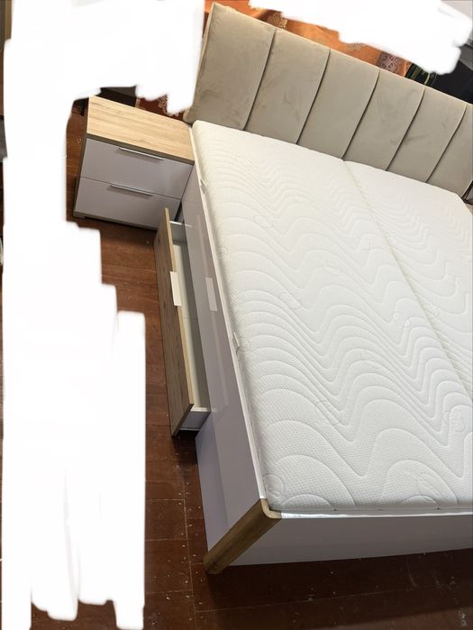 De vânzare pat matrimonial 180x200 cu noptiere