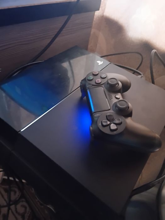 PS4 o'yinllar yozilgan djoystik bor .
