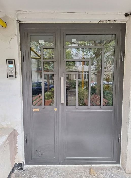 Usii metalice intrare în Bloc.constanta