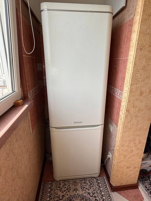 Холодильник б/у Ariston