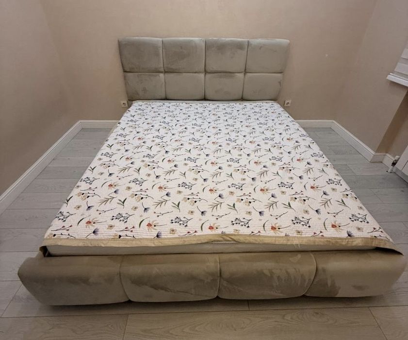 Продам двуспальную кровать 180×200.