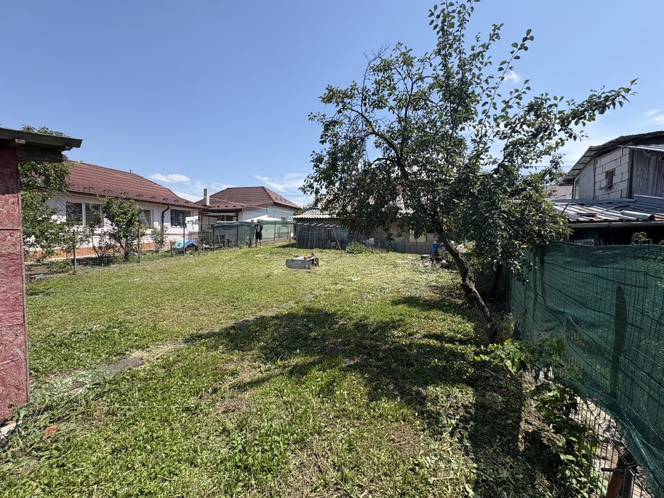 Teren 655 m² + casă în Bascov