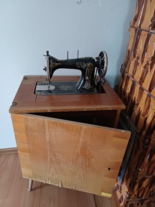 Mașină de cusut veche
