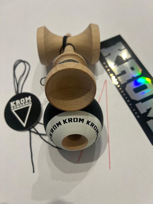 Kendama krom pop rubber semnata Miguel Erratic Squirrel noua