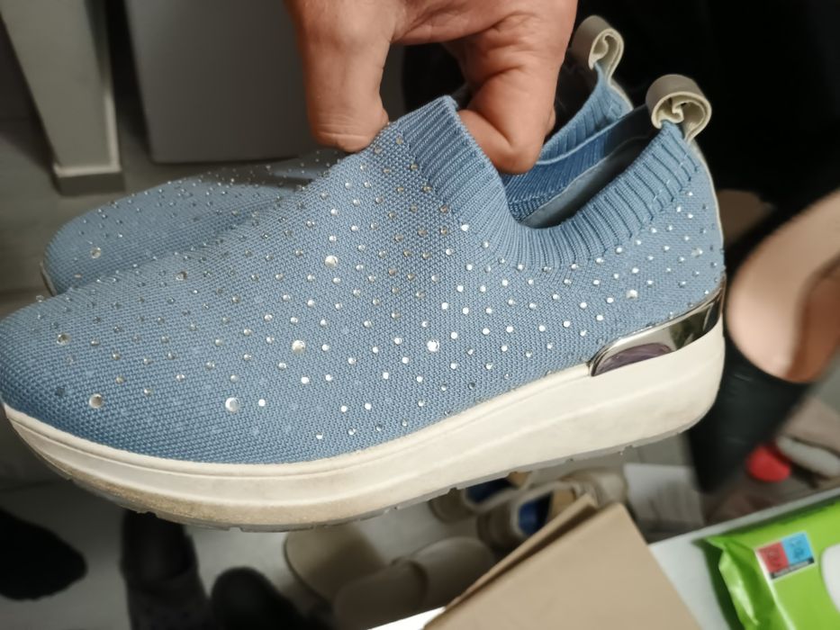 Adidasi cu pietricele purtati