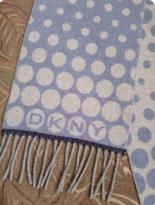 Оригинален вълнен шал DKNY 20 евро