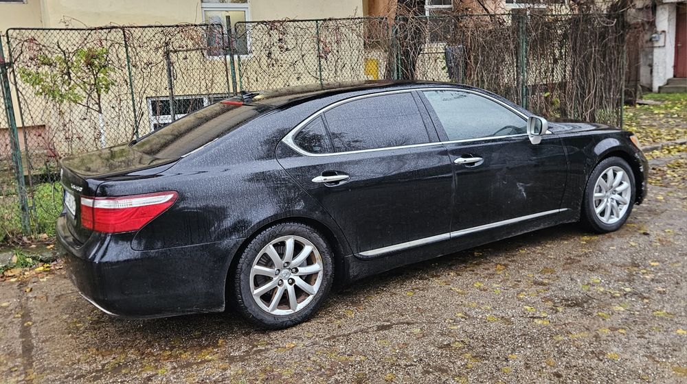 Lexus LS 460L  avariat