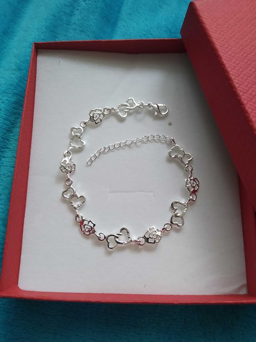 Сребърна, дамска гривна с цветя, нова. В кутия лукс.