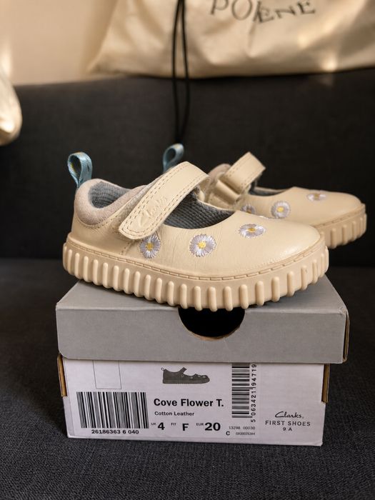 Нови бебешки обувки Clarks First shoes, размер 20